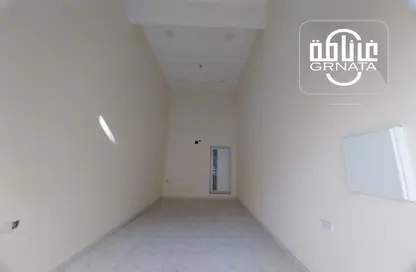 Empty Room image for: Shop - Studio - 1 Bathroom for rent in Al Hajar - Northern Governorate, Image 1