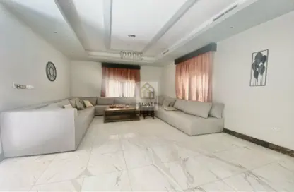 Living Room image for: Villa - 5 Bedrooms - 7 Bathrooms for rent in Al Juffair - Capital Governorate, Image 1