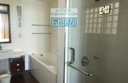 Bathroom image for: Villa - 4 Bedrooms - 6 Bathrooms for rent in Durrat Al Bahrain - Southern Governorate, Image 1