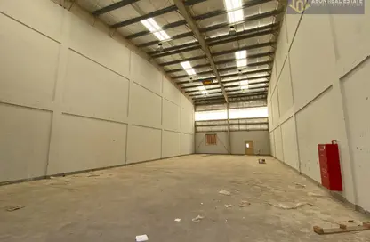 مستودع - استوديو - 1 حمام للايجار في سترة - المحافظة الوسطى