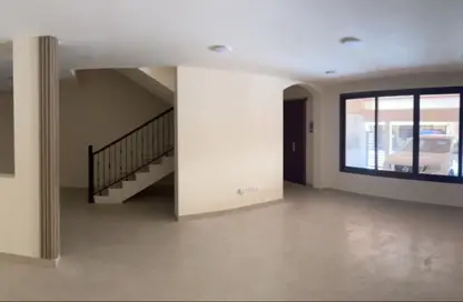 فيلا - 5 غرف نوم - 6 حمامات للايجار في الدير - المحرق