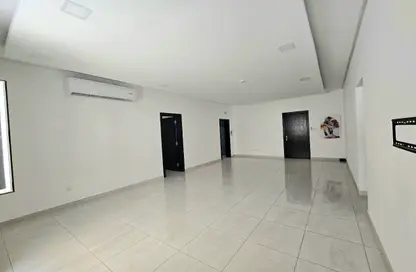 Apartment - 3 Bedrooms - 2 Bathrooms for rent in Busaiteen - Muharraq Governorate