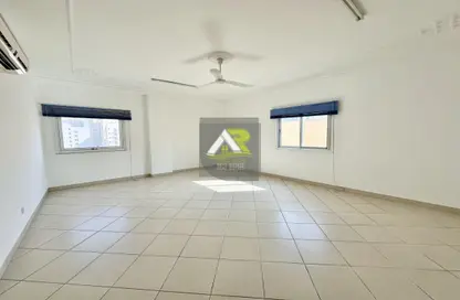 Office Space - Studio - 2 Bathrooms for rent in Exhibition Road - Hoora - Capital Governorate