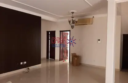 Empty Room image for: Villa - 5 Bedrooms - 4 Bathrooms for rent in Al Maqsha - Northern Governorate, Image 1