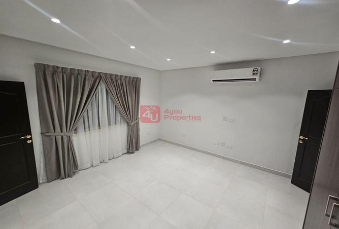 989409 - Property Image 2