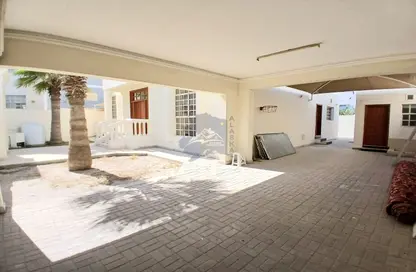 Villa - 4 Bedrooms - 5 Bathrooms for rent in Busaiteen - Muharraq Governorate