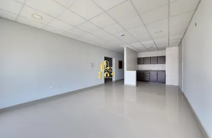 Office Space - Studio - 2 Bathrooms for rent in Janabiya - Northern Governorate