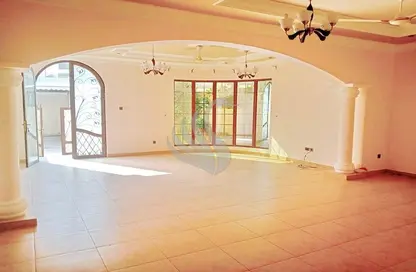 Empty Room image for: Villa - 4 Bedrooms - 4 Bathrooms for rent in Saar - Northern Governorate, Image 1