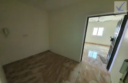 Empty Room image for: Apartment - 1 Bedroom - 1 Bathroom for rent in Al Maqsha - Northern Governorate, Image 1