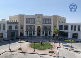 صورةمبنى خارجي لـ: صالة عرض للكراء في سار - المحافظة الشمالية, صورة 1