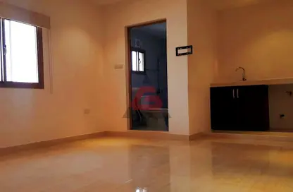 Empty Room image for: Apartment - 1 Bathroom for rent in Zinj - Manama - Capital Governorate, Image 1