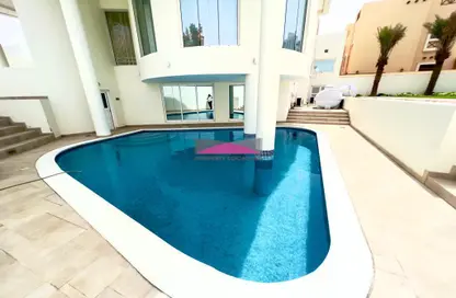 صورة لـ حوض سباحة فيلا - 5 غرف نوم - 6 حمامات للايجار في الماحوز - المنامة - محافظة العاصمة ، صورة رقم 1