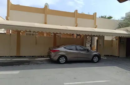 Villa - 4 Bedrooms - 3 Bathrooms for sale in Sanabis - Manama - Capital Governorate