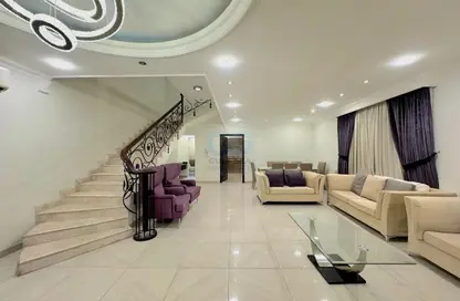 فيلا - 5 غرف نوم - 6 حمامات للايجار في الحد - المحرق