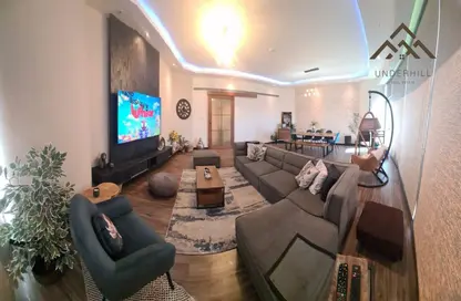 Living Room image for: Apartment - 2 Bedrooms - 3 Bathrooms for sale in Sanabis - Manama - Capital Governorate, Image 1