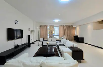 Apartment - 2 Bedrooms - 3 Bathrooms for rent in Busaiteen - Muharraq Governorate