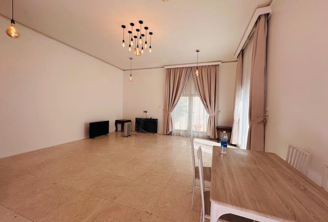 989386 - Property Image 3