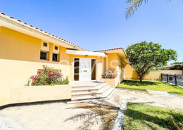 Stunning 4 Bed villa with garden in family compound