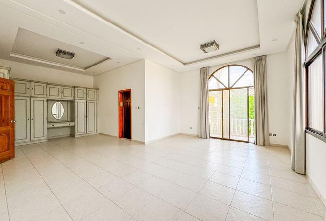 990385 - Property Image 2