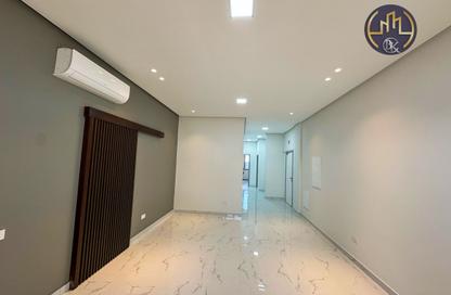 Apartment - 3 Bedrooms - 2 Bathrooms for rent in Maqabah - Northern Governorate