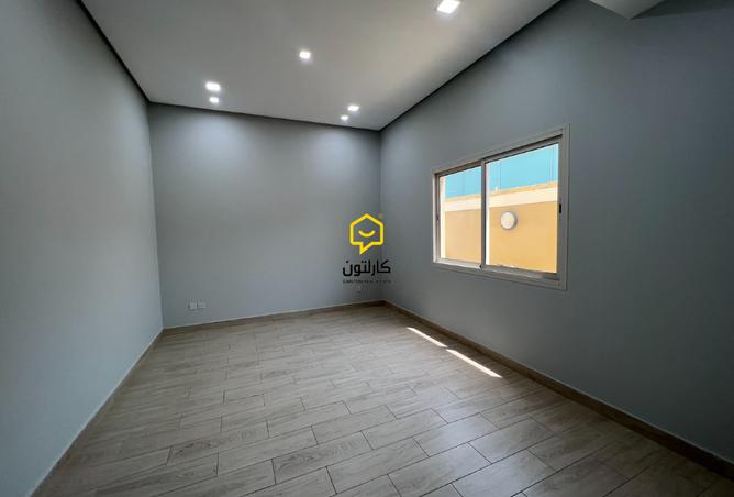 921861 - Property Image 2