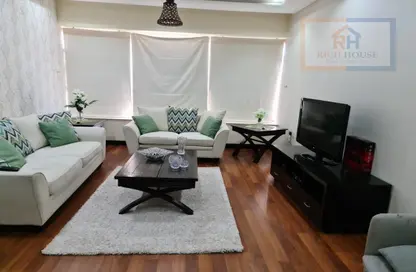 Living Room image for: Apartment - 2 Bedrooms - 3 Bathrooms for rent in Sanabis - Manama - Capital Governorate, Image 1