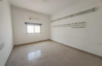 Medical Facility - Studio - 4 Bathrooms for rent in Sanad - Central Governorate