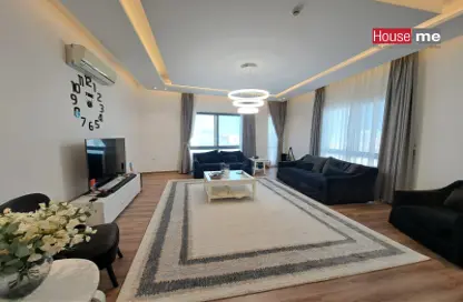 Living Room image for: Apartment - 3 Bedrooms - 4 Bathrooms for sale in Janabiya - Northern Governorate, Image 1
