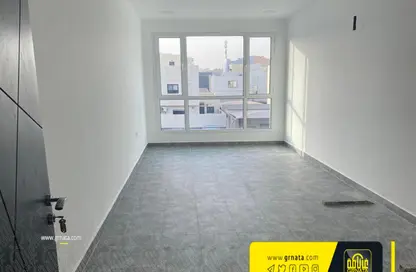 Office Space - Studio - 1 Bathroom for rent in Sanad - Central Governorate