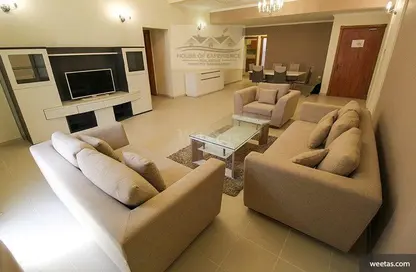 Living Room image for: Apartment - 2 Bedrooms - 2 Bathrooms for rent in Sanabis - Manama - Capital Governorate, Image 1