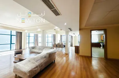 Duplex - 4 Bedrooms - 3 Bathrooms for rent in Al Juffair - Capital Governorate