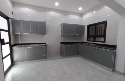 Kitchen image for: Apartment - 3 Bedrooms - 3 Bathrooms for rent in Tubli - Central Governorate, Image 1