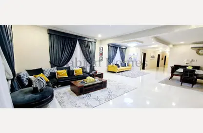 Living Room image for: Penthouse - 4 Bedrooms - 4 Bathrooms for rent in Al Juffair - Capital Governorate, Image 1
