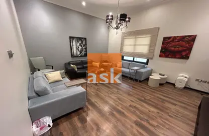 Living Room image for: Villa - 5 Bedrooms - 4 Bathrooms for sale in Saar - Northern Governorate, Image 1