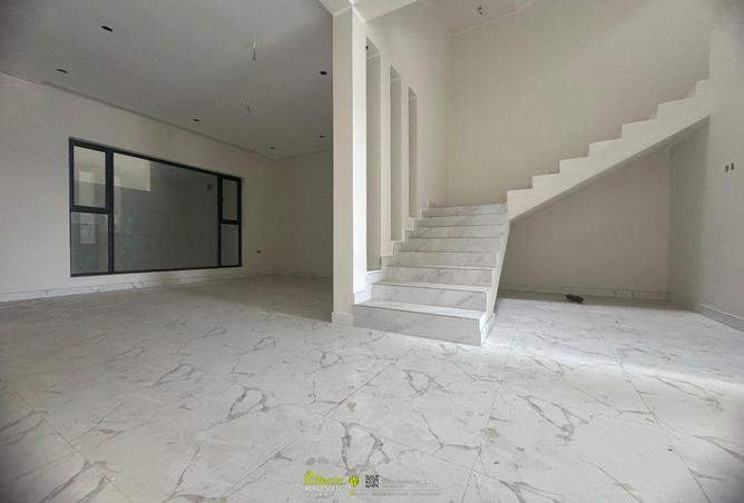 992353 - Property Image 2