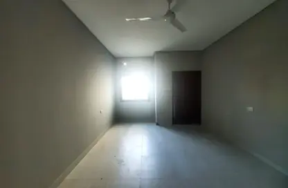 Apartment - 3 Bedrooms - 3 Bathrooms for rent in Busaiteen - Muharraq Governorate