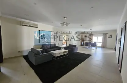Living / Dining Room image for: Apartment - 4 Bedrooms - 4 Bathrooms for rent in Janabiya - Northern Governorate, Image 1