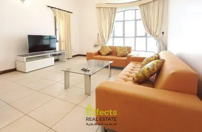 Living Room image for: Apartment - 2 Bedrooms - 2 Bathrooms for rent in Zinj - Manama - Capital Governorate, Image 1
