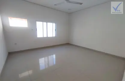 Empty Room image for: Apartment - 3 Bedrooms - 2 Bathrooms for rent in Isa Town - Central Governorate, Image 1