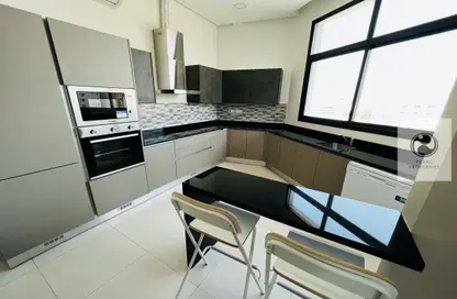 صورة لـ مطبخ شقة - 2 غرف نوم - 2 حمامات للايجار في الجنبية - المحافظة الشمالية ، صورة رقم 1