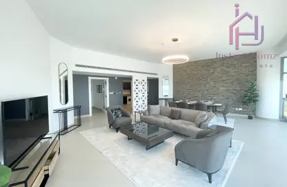 Apartment - 2 Bedrooms - 3 Bathrooms for rent in Sanabis - Manama - Capital Governorate