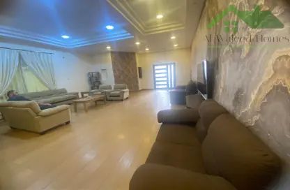 Villa - 5 Bedrooms - 5 Bathrooms for rent in Busaiteen - Muharraq Governorate