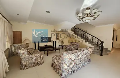 Living Room image for: Villa - 3 Bedrooms - 4 Bathrooms for rent in Saar - Northern Governorate, Image 1