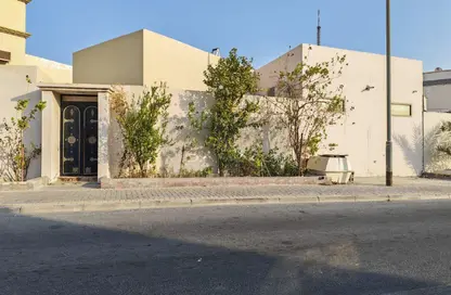 Townhouse - 6 Bedrooms - 3 Bathrooms for sale in Isa Town - Central Governorate