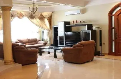 Living Room image for: Apartment - 4 Bedrooms - 4 Bathrooms for rent in Busaiteen - Muharraq Governorate, Image 1