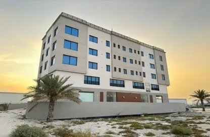 عمارة بالكامل - 8 غرف نوم - 8 حمامات للايجار في سترة - المحافظة الوسطى