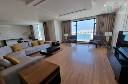 Living Room image for: Apartment - 3 Bedrooms - 4 Bathrooms for rent in Amwaj Avenue - Amwaj Islands - Muharraq Governorate, Image 1