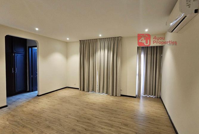 985067 - Property Image 2