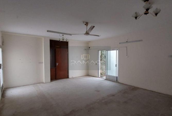 956607 - Property Image 2