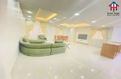 Living Room image for: Apartment - 3 Bedrooms - 3 Bathrooms for rent in Zinj - Manama - Capital Governorate, Image 1
